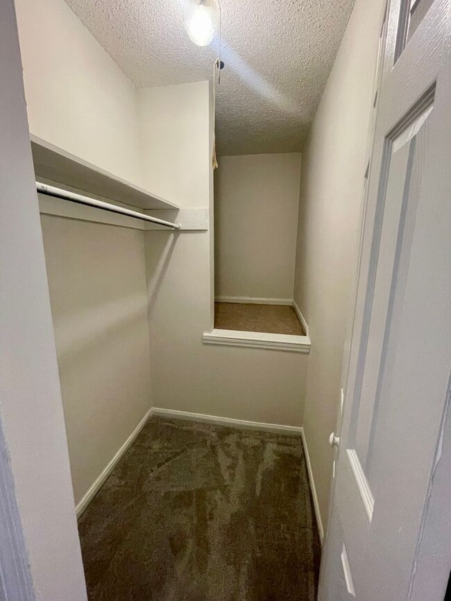 Building Photo - Spacious 3 bedroom condo