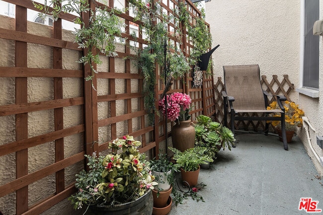 Building Photo - 143 S Mansfield Ave