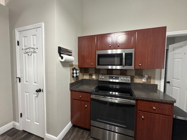 Building Photo - Gorgeous and Beautifully Maintained 3/2 Home on Close to an Acre