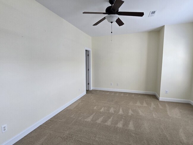Building Photo - 6 Viburnum Ln