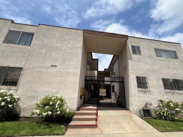 Building Photo - 3357 Oakhurst Ave.