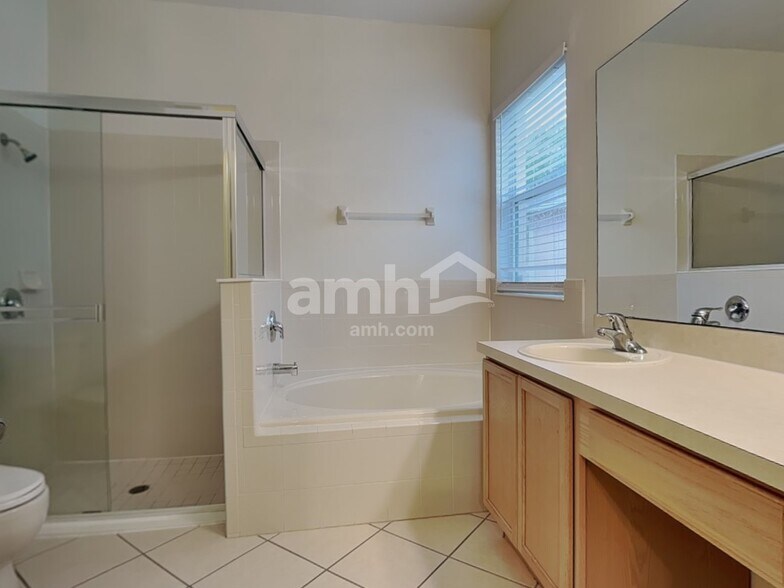 Building Photo - 10105 Granite Bay Dr