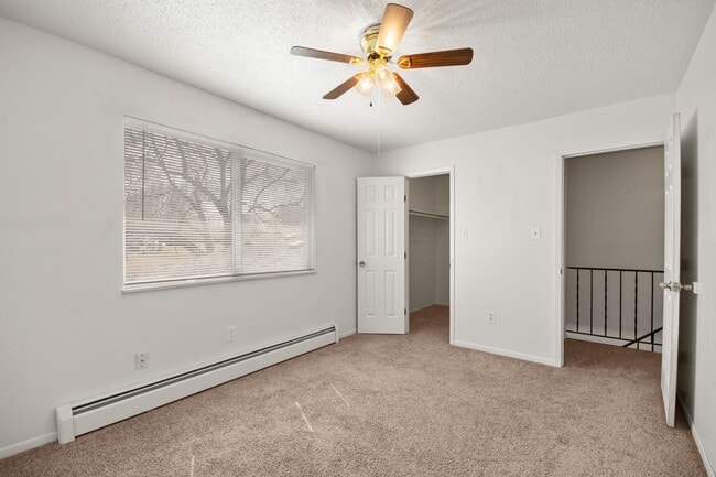 Building Photo - Bright Townhome in Lakewood!