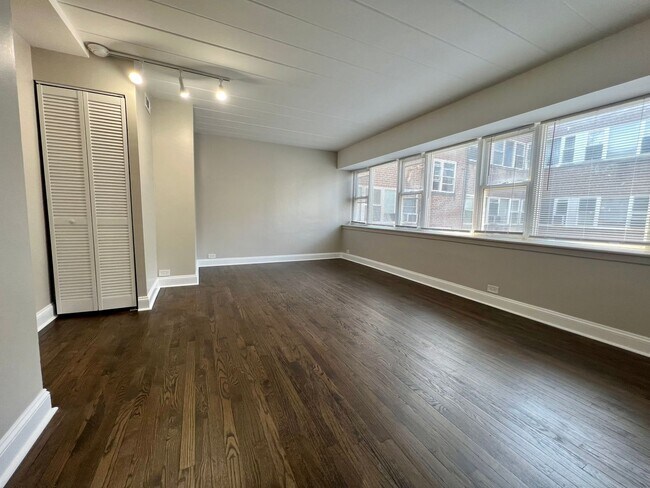 Building Photo - 6023 N. Fairfield-1W