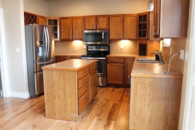 Building Photo - Meticulously maintained townhome on August...