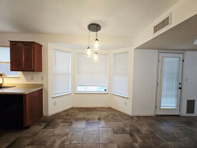 Building Photo - Charming 3 bedroom, 2.5 bath home in West ...