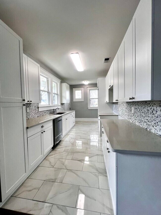 Building Photo - 1052 Faxon Ave