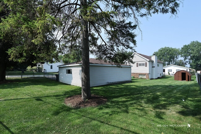 Building Photo - 26415 W Ingleside Shr Rd