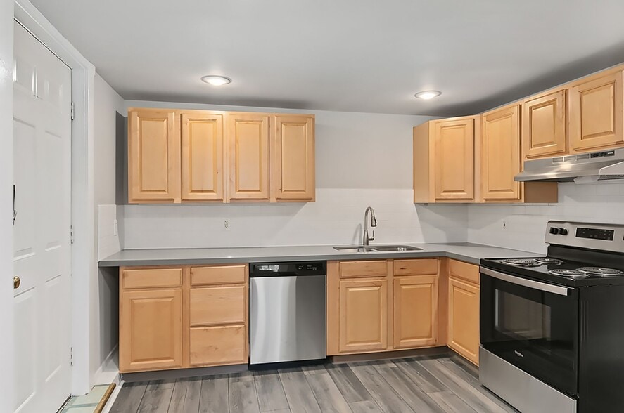 Building Photo - Farrah Apartments: Leasing Specials! 1 & 2 Bedroom Renovated Units