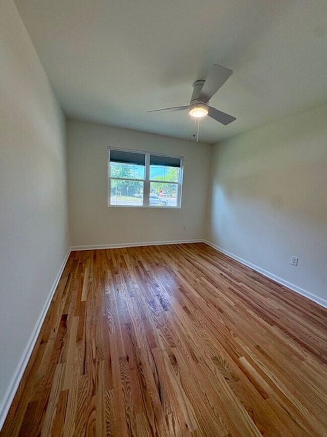 Building Photo - Newly Renovated Three Bedrooms Condo in South Windermere