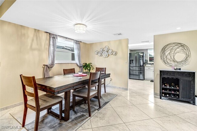 Building Photo - 185 Cypress Way E