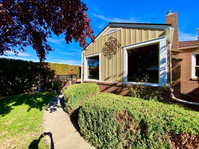 Building Photo - Darling Home in Historic Yakima Neighborhood