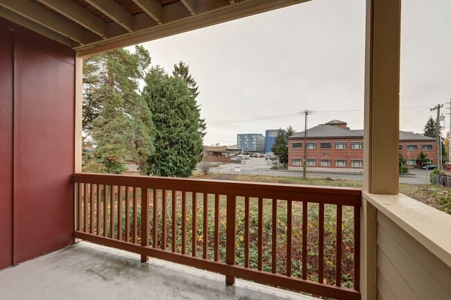 Building Photo - Elegant 2 Bedroom/1 Bath Town Home in Perfect Shoreline Location!