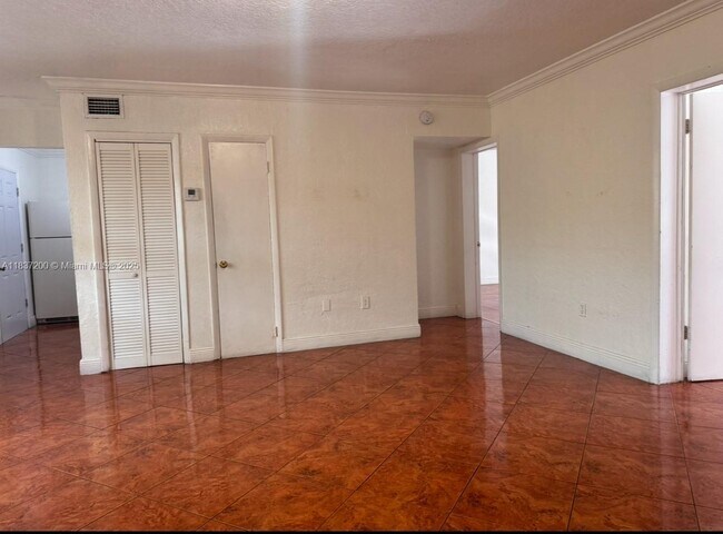 Building Photo - 1230 W 54th St