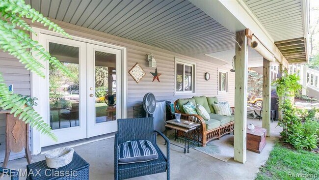 Building Photo - AVAILABLE - Waterfront Home!