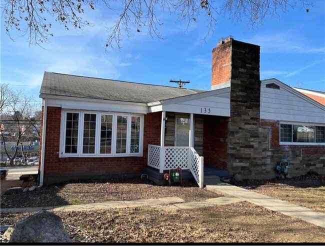 Building Photo - 135 Greenbriar Dr