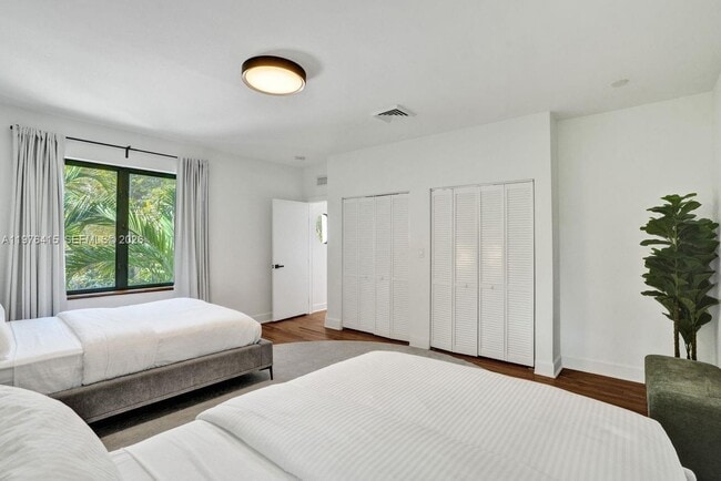 Building Photo - 5735 N Bay Rd