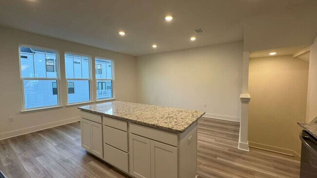 Building Photo - 15244 Groveside