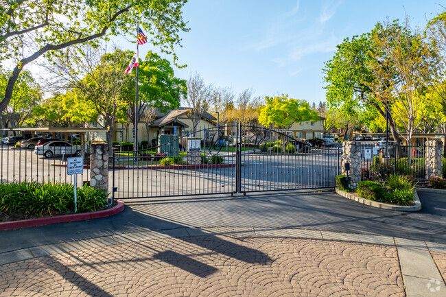 Building Entrance - Vintage Glen