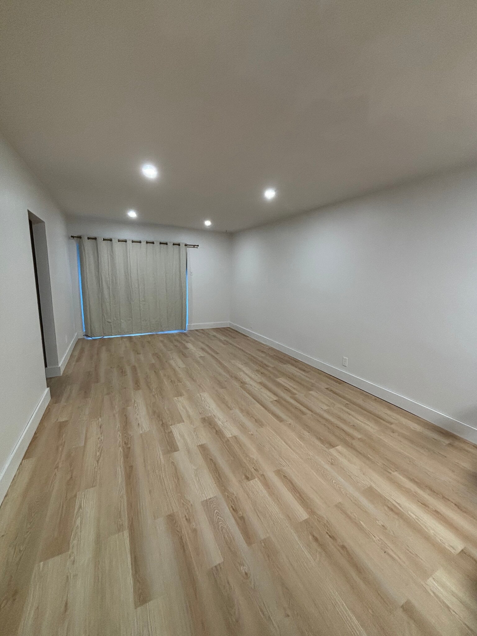 Bright and open living area - 6580 Santona St