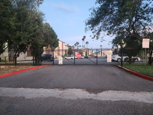 Building Photo - 305 Calle Amistosa