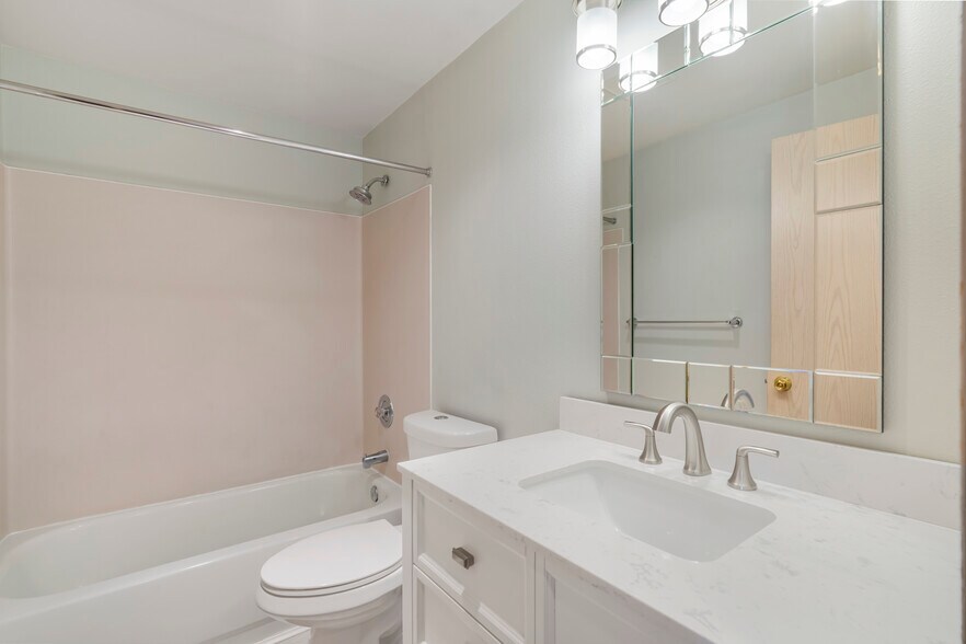 Full bath in hallway - 9910 NE 137th St