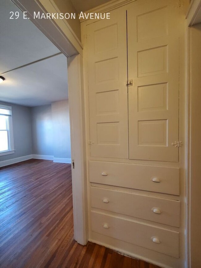 Building Photo - Spacious Townhome with Original Features A...