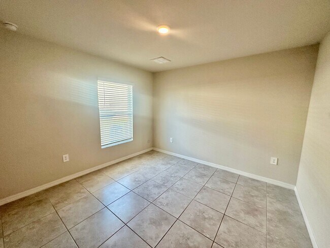 Building Photo - Available Now- 4 Bedroom 2 Bathroom NW Cap...