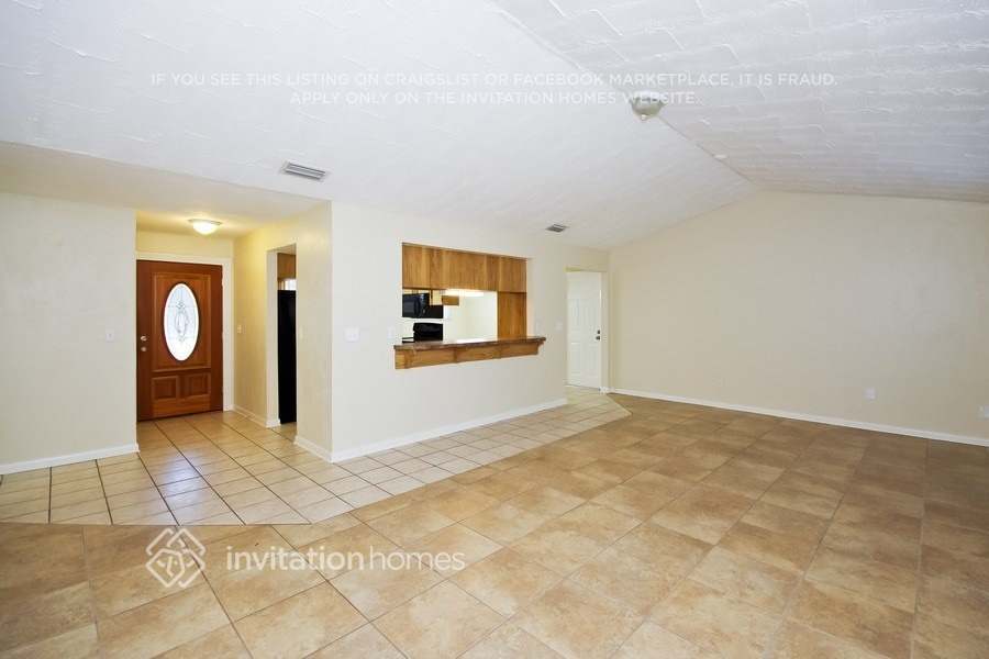 Building Photo - 1725 Pine Tree Dr