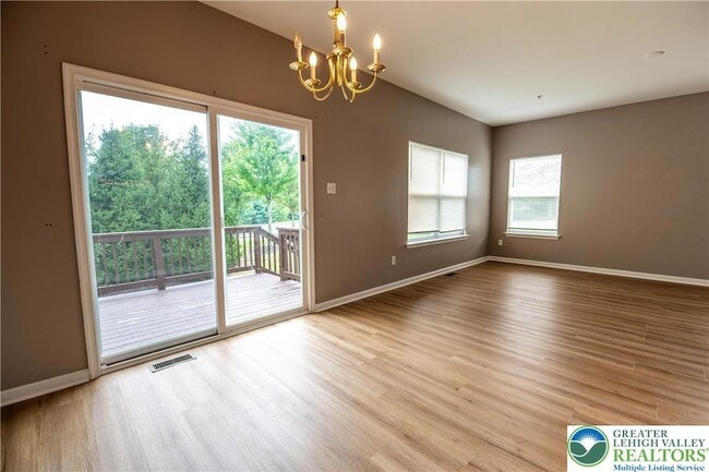 Building Photo - 955 King Way