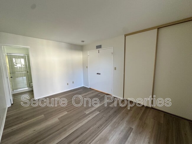 Building Photo - 10020 Larwin Ave