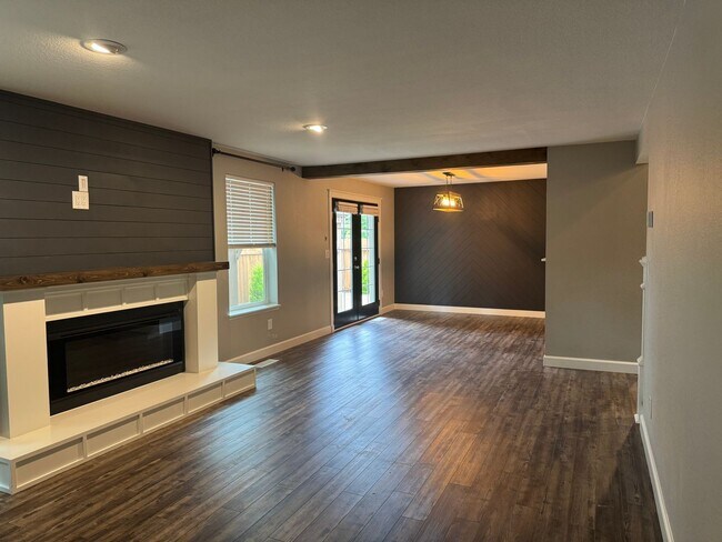 Building Photo - Beautifully Upgraded 3-Bedroom Home on a S...