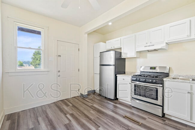 Building Photo - 814 Summit St