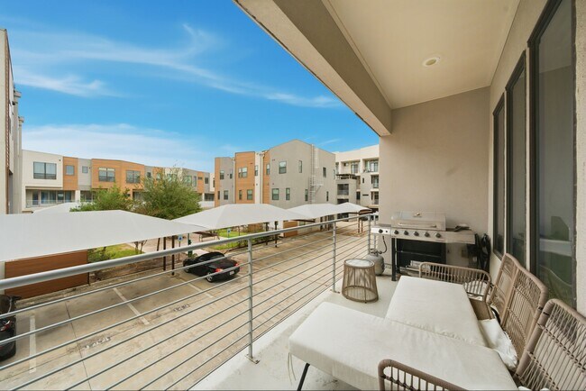 Building Photo - 2401 Crawford St