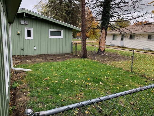 Building Photo - 1115 Broadmoor Dr