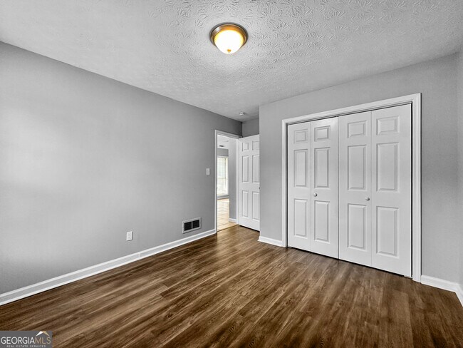 Building Photo - 5844 Meadow Ln