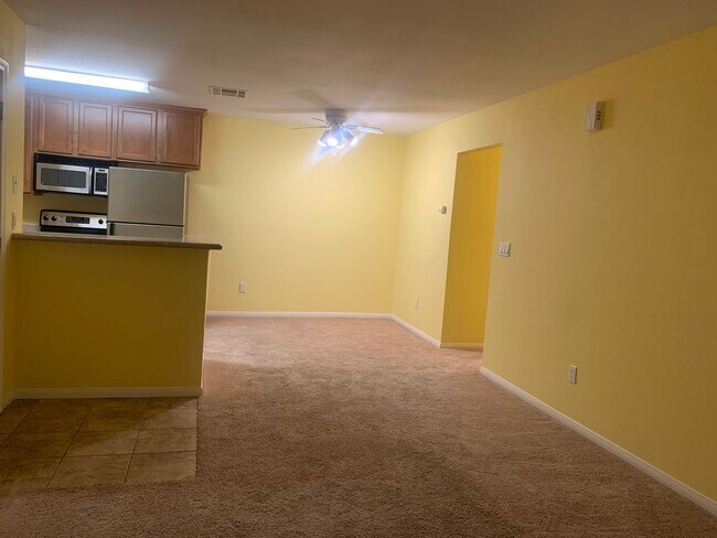 Building Photo - Beautiful upstairs condo with Washer and Dryer MOVE IN SPECIAL