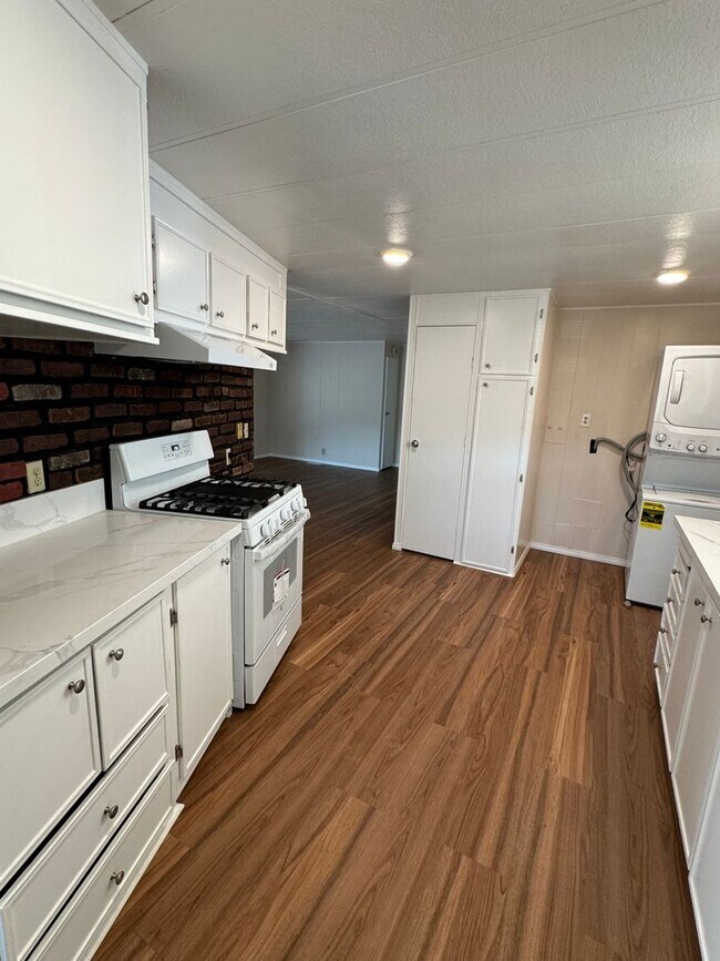 Building Photo - Beautiful rehabbed manufacture home in Lak...