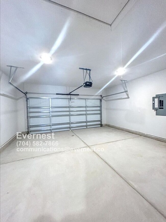 Building Photo - 124 Lightning Dr