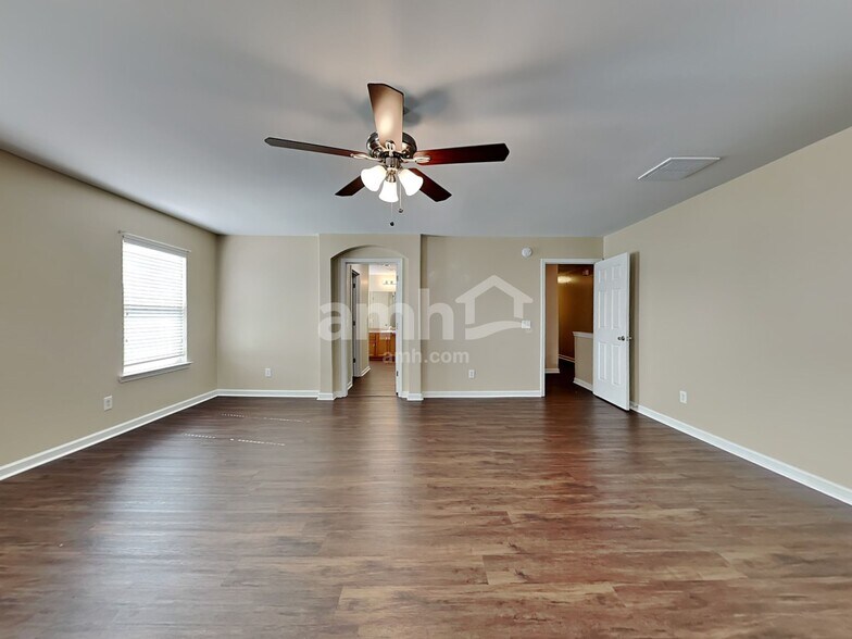 Building Photo - 137 Lake House Rd