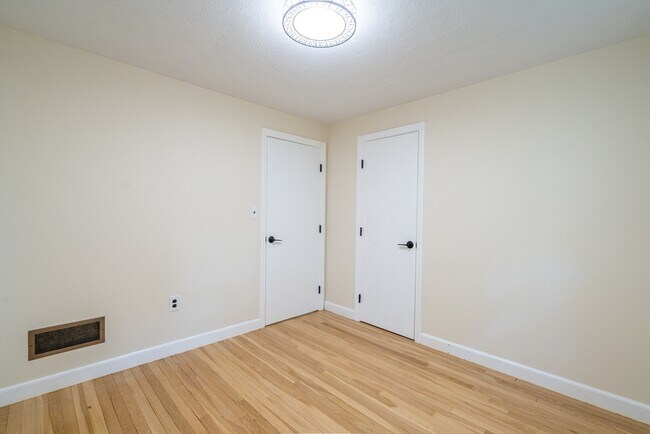 Building Photo - 10 Colburn St