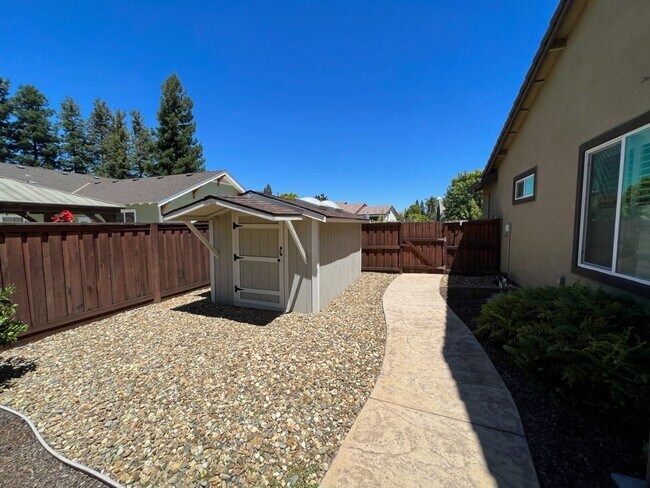 Building Photo - Newer single story home located in desirab...
