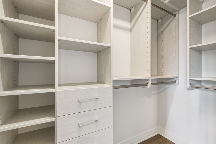 Building Photo - 211 N Harbor Dr