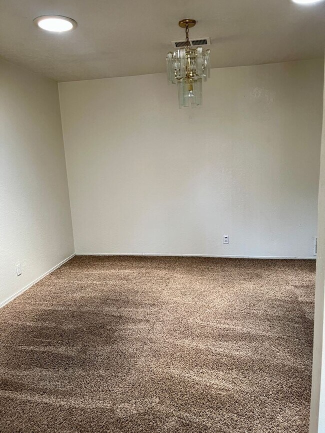 Building Photo - Ready For Immediate Move IN !!