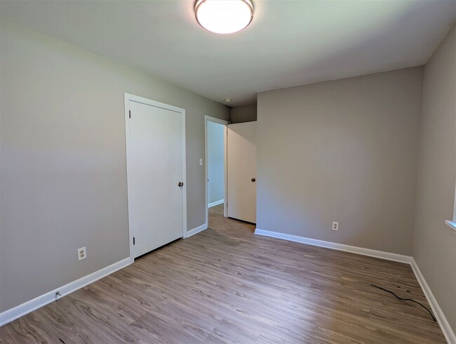 Building Photo - 3906 Lexington Dr