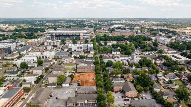 Building Photo - Five blocks from Bryant Denny Stadium - Available August 2026 – 5BR/5.5BA Luxury Townhome Near UA...