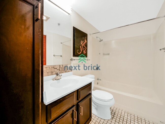 Building Photo - 2 Bed 1 Bath Condo in Desirable Capitol Hill