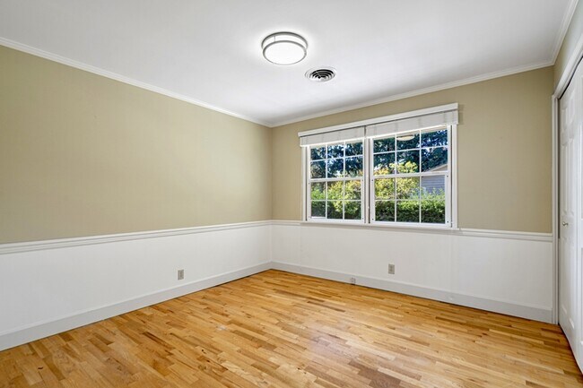 Building Photo - 1601 77th Ave NE