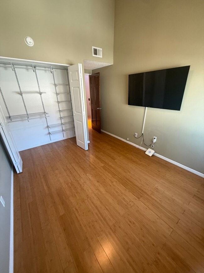 Building Photo - Turnkey End-Unit Townhome with Vaulted Ceilings & Garage