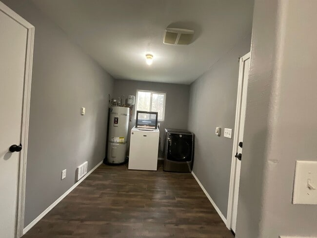 Building Photo - 5 Bedroom Home on 5 Acres!